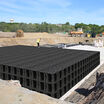 Gestion des eaux pluviales : la structure alvéolaire OPTIBOX simplifie la pose des bassins enterrés
