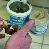 Solution d'étanchéité certifiée eau potable pour réseau sanitaire | Gebatout 2 + Filasse de lin RT1