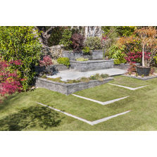 Fontaine de jardin à murets et parements en pierre grise étagés | Fontaine Buissonnière