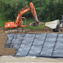 Accroche terre sur talus par géogrille et géoalvéolaire | MULTIMAT 