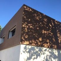 Habillage de façade en bois composite d'aspect claire-voie | Bardage claire-voie Atmosphère