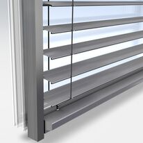 Brise-soleil orientable métallique à lamelles reliées | MV 90 