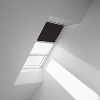 Store occultant Velux à commande manuelle pour chambre à coucher  | DKL