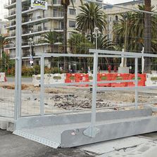 Passerelle piétons de chantier en acier galvanisé à chaud avec garde-corps amovibles | ANOXA