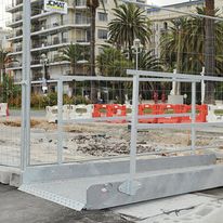 Passerelle piétons de chantier en acier galvanisé à chaud avec garde-corps amovibles | ANOXA