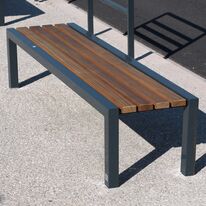 Banquette Té | Epure Banquette extérieure en acier thermolaqué et assise bois