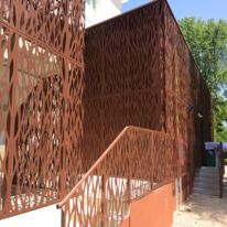 Tôle en découpe laser à larges feuillages entrelardés | LOVE TREE