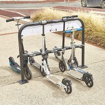 Support 12 trottinettes face à face sur pieds