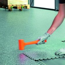 Dalle vinyle amovible résistant au trafic intense | GTI Max 2017