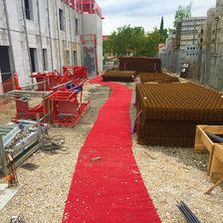 Tapis de chantier antidérapant en PVC pour sécurisation de circulation des piétons | ANOXA 