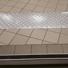 Dalles podotactiles en aluminium larmé | Dalum