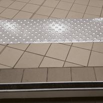 Dalles podotactiles en aluminium larmé | Dalum