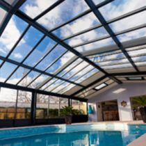 Abri sur mesure en aluminium, acier et verre pour protection de piscine | Véranda Piscine 