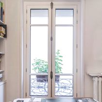 Fenêtre et porte fenêtre bois avec moulure et crémone à l'ancienne | Camille style Louvre 