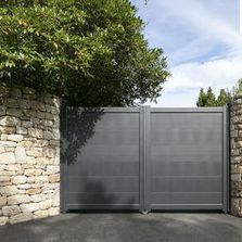 Portail battant ou coulissant à lames extra-larges en aluminium | KARANTAN