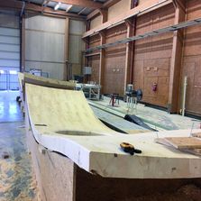 Coque à double courbure  d'épaisseur variable usinée par robot