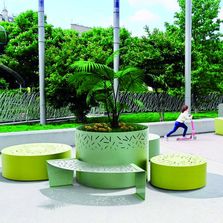 Mobilier urbain coloré en tôle d'acier ajourée | Lud