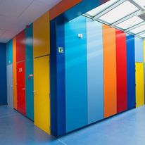 Panneaux stratifiés massifs à surface renforcée en locaux exposés | Virtuon