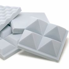 Plaques absorbantes à coefficient Alpha très favorable. Plaques structurées visant à améliorer l'acoustique des locaux. Y compris pour les plafonds suspendus de petit format. Produit permettant une très grande felxibilité dans le domaine de la correction 