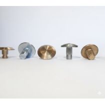 Clous podotactiles en inox, laiton ou polymère pour signalisation au sol destinée à avertir les personnes malvoyantes des zones à risque.