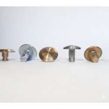 Clous podotactiles en inox, laiton ou polymère pour signalisation au sol destinée à avertir les personnes malvoyantes des zones à risque.