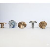 Clous podotactiles en inox, laiton ou polymère pour signalisation au sol destinée à avertir les personnes malvoyantes des zones à risque.