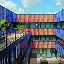 Baguettes brise-soleil monolithe en terre cuite émaillée colorée | Autan XL