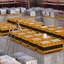 Boîtes à ressorts amorties pour isolation vibratoire en zone sismique