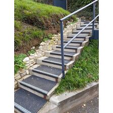 Marche avec contre marche antidérapante pour escalier extérieur | MARCHES ANTIDÉRAPANTES 