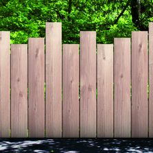 Palissade en lames de bois brutes de sciage ou brossées