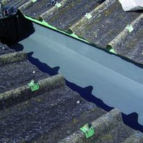 Système d'étanchéité liquide sans solvant pour la rénovation des chéneaux | Kemperol 2K-PUR chéneau