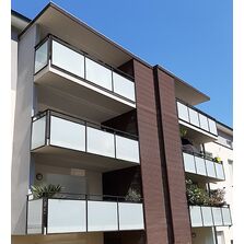 Garde-corps FERIA à remplissage axé passant devant le nez de dalle