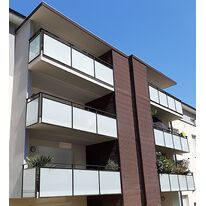 Garde-corps FERIA à remplissage axé passant devant le nez de dalle