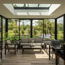 Véranda aluminium brevetée à ossature bois et toiture plate pour extension d'habitat | Espace²Vie
