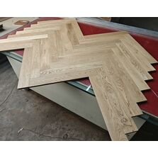 Parquet massif chêne bâton rompu vernis blond mat | Versailles