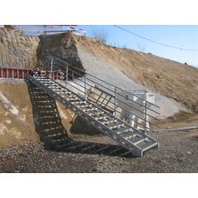 Escalier droit industriel à géométrie variable - marches gros picôts | Escalier industriel gros picôts