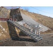 Escalier droit industriel à géométrie variable - marches gros picôts | Escalier industriel gros picôts