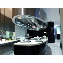 Hotte centrale aux lignes courbes pour cuisine professionnelle ouverte | Magiform