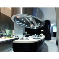 Hotte centrale aux lignes courbes pour cuisine professionnelle ouverte | Magiform
