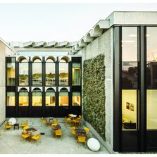 Mur rideau à ouvrants de ventilation et stores Immoblade intégrés | Géode Flap 65