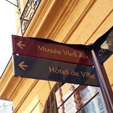 Signalétique en drapeau quadridirectionnelle | QUATRO 