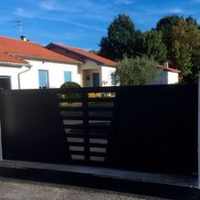 Portail coulissant aluminium sur-mesure | V Ajouré