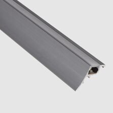 Profilé LED sous-meuble pour éclairage de meubles discret à faisceau incliné pour plans de travail et étagères | SARIA S