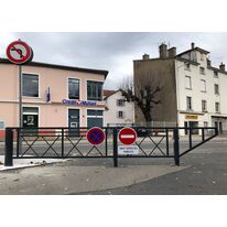 Barrière pivotante articulée à pied embarqué | Barrière d'accès sécurisée grande largeur