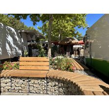 Entourage d'arbre / jardinière en gabion arrondie avec assise bois 