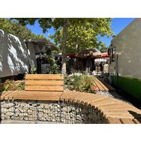 Entourage d'arbre / jardinière en gabion arrondie avec assise bois 