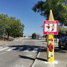 Totem gros crayon de signalisation | SERAC SIGNALISATION