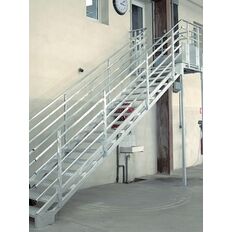 Escalier droit industriel à géométrie variable - marches petits picôts | Escalier industriel petit picot