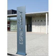 Totem signalétique | Totem Campus en acier personnalisable
