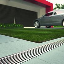 Caniveaux de drainage linéaire (de A15 à B125) en Béton Polymère pour jardins, terrasses et voies d’accès | ACO Self